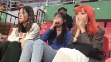 电子科大VS中南大学战况激烈 科大球迷紧张观战