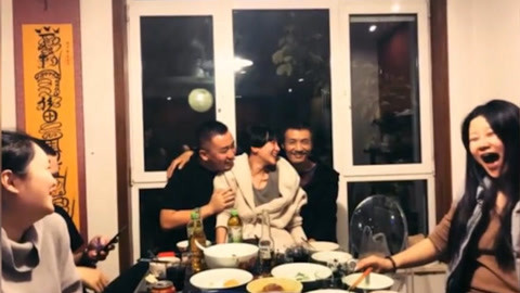 屏行星乐汇 亲密躺老公怀中恩爱十足
