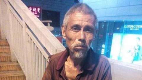 耳目一新 男子当街踹打乞讨老人为博关注