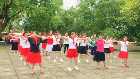 一支彝族小调《来跳舞》欢快动感，广场上大妈都会跳