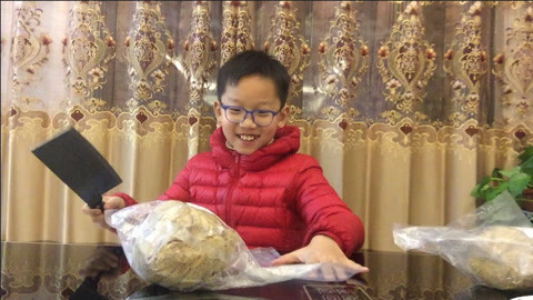 梁小轩和轩妈试吃各种美食 试吃非物质文化遗产糖瓜