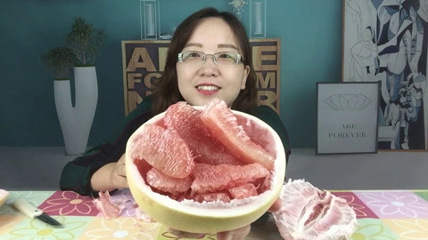 梁小轩和轩妈试吃各种美食 试吃粉丝推荐的红心蜜柚