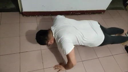 别看我胖 做俯卧撑还挺溜
