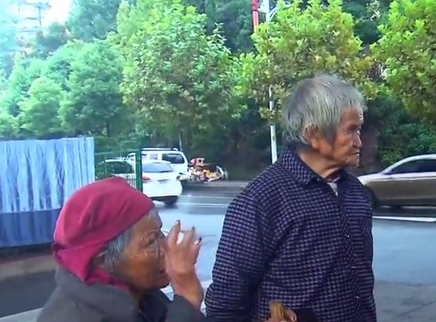 寻情记 八旬父母睡大街儿子摇头很无奈