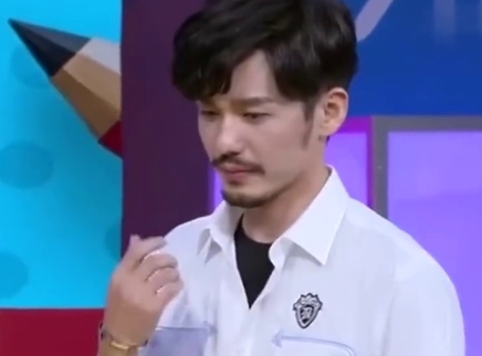娱乐新鲜爆 朱一龙白宇比赛掰手腕