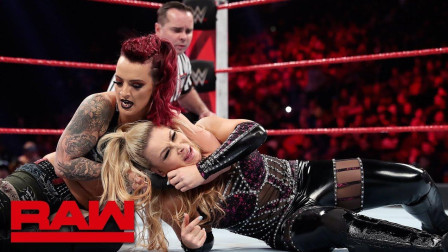WWE RAW 2019 莱西埃文斯乱入 绕场一周狂刷存在感