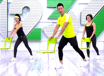 321动起来 普通椅子 轻松塑造迷人事业线