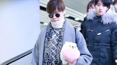 土豆娱乐快报 2018 2月 李宇春回京众粉丝接机 怀抱玩偶露少女心