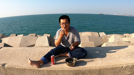思乡渔夫赶海 大退潮了，鲍鱼海螺多到捡不完，渔夫现抓现煮吃嗨了