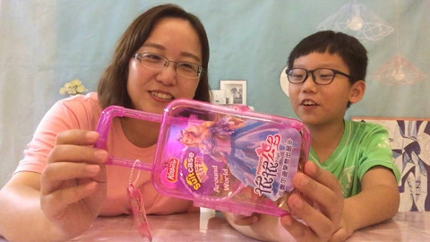 梁小轩和轩妈试吃各种美食 试吃“公主的行李箱”