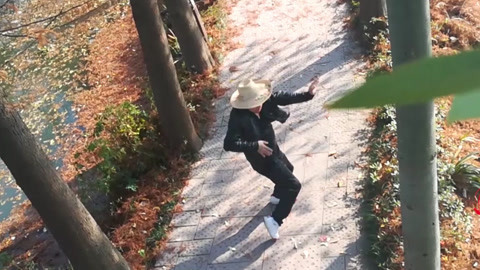 唱罢吹灯 农村大叔这太空舞好怀旧，勾起我们青春记忆