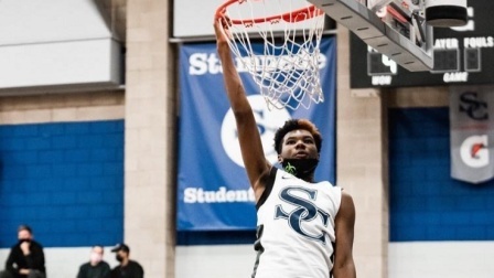 NBA热辣资讯 詹姆斯隔离期间晒儿子扣篮！14岁就这臂展也太强了吧！