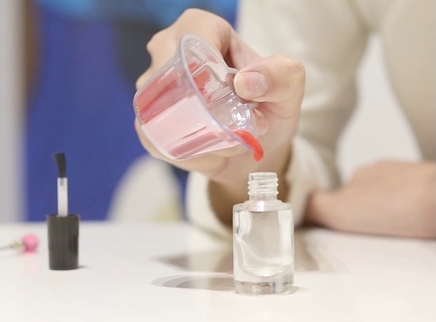 一分钟可换100种颜色的指甲油