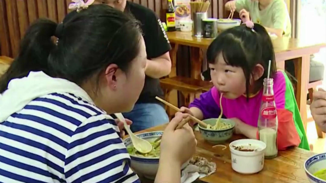 人气美食 西藏中路本帮菜烧牛蛙 椒盐生炒两种做法