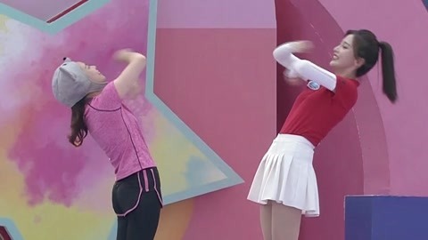 男生女生向前冲 第十四季 冲客扮动物闯关 女孩和主持人展示袋鼠摇手