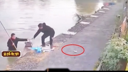 品人生百味第二季 男子钓鱼竟然被鱼拖下水，网友直呼这是多大一条的鱼啊