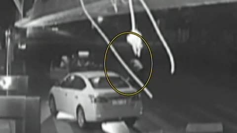 城市直通车 好言相劝听不进挥手拔刀捅伤人