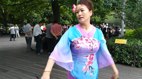 唱罢吹灯 漂亮杭州大姐西湖民族舞