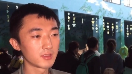 第一时间 中秋佳节：中秋月饼来 熊猫乐开怀