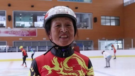 兰州72岁退休老人跑马拉松、冬泳、滑冰：人老心不能老