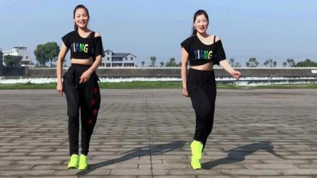 姐妹广场舞《闯天涯》胖妹妹很可爱