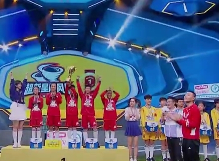 国足福将于大宝上演热血足球