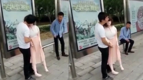 公交站惊现小伙手提女友