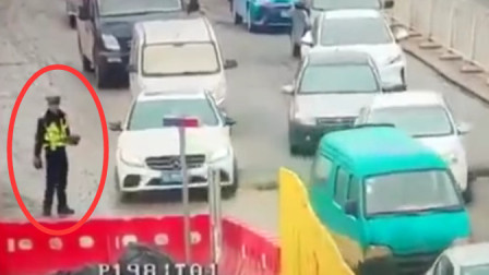 交警手持板砖“执法”？ 原来是为车辆填补坑洼道路