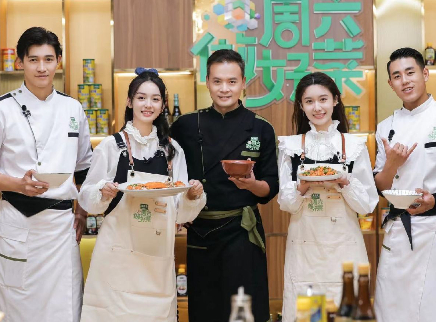 周也王子璇复刻啤酒鱼肉饼蒸蟹