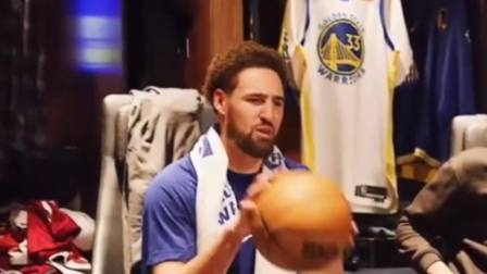 NBA热辣资讯 肉侬赛后亲自将比赛用球送给克莱！肉侬这传球的样子也太可爱了！