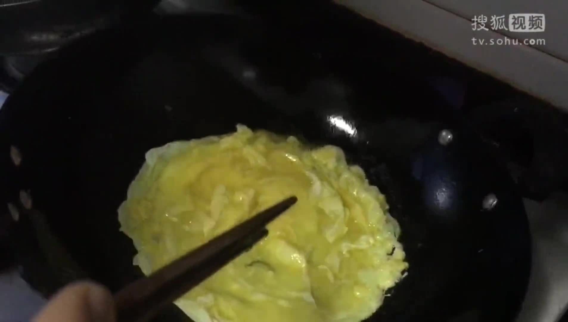 美&middot;食 大厨用筷子也能炒鸡蛋，这样炒出的鸡蛋松软嫩滑，厨房小白一分钟学会