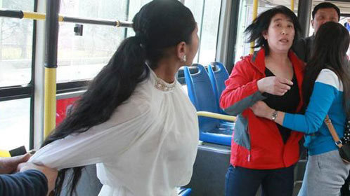 语众不同 女子公交车不愿给老人让座遭群殴