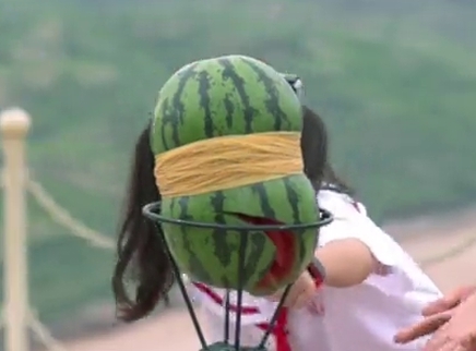 新闻大求真 为什么西瓜能被橡皮筋勒暴？