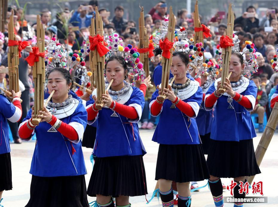 广西侗乡三江赛芦笙 近千人同台比拼