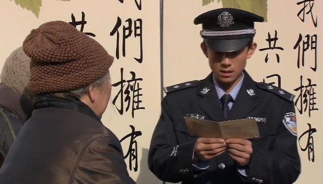 寻找成龙:张一山穿一身警服,被老奶奶当成了警察,结果尴尬了!