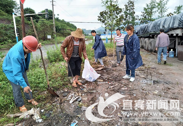 赵场街道200人冒雨大扫除 引导市民爱护环境