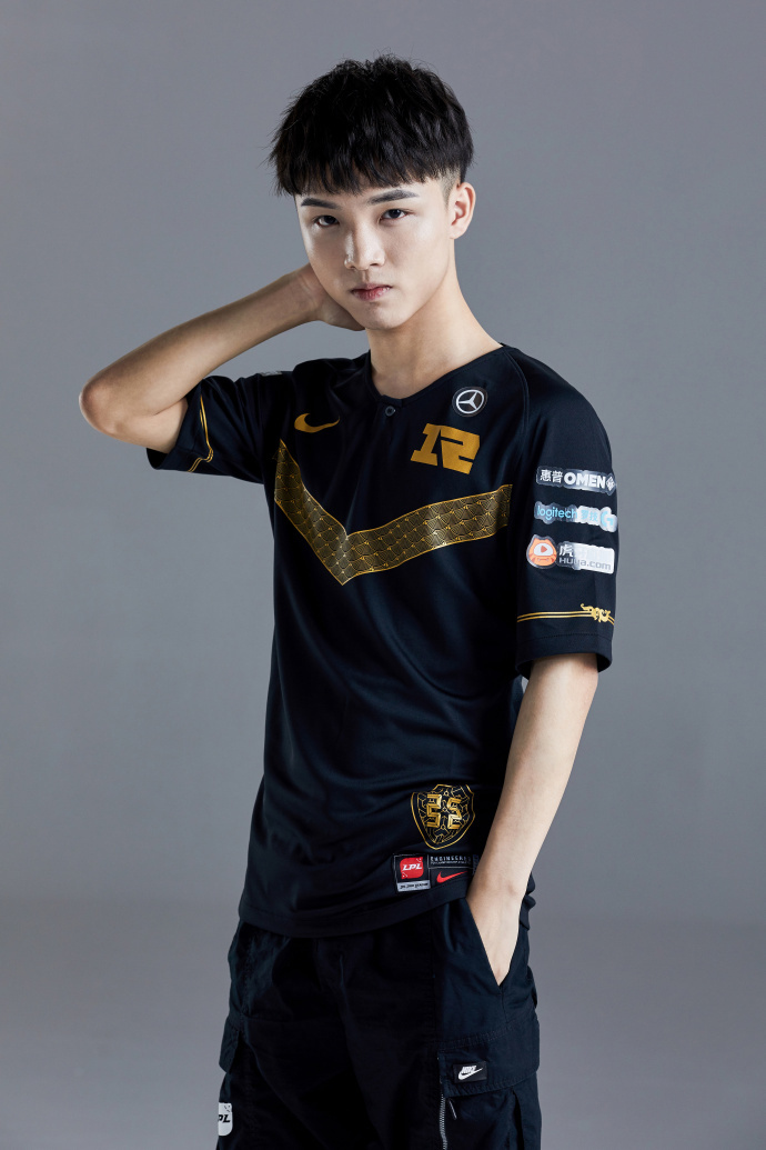 rng公布春季赛战队定妆照:全员帅气可爱