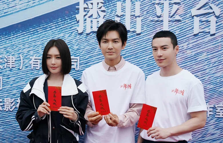 秦岚新剧《亦舞之城》于成都开机 搭档钟汉良王冠逸演绎都市熟爱