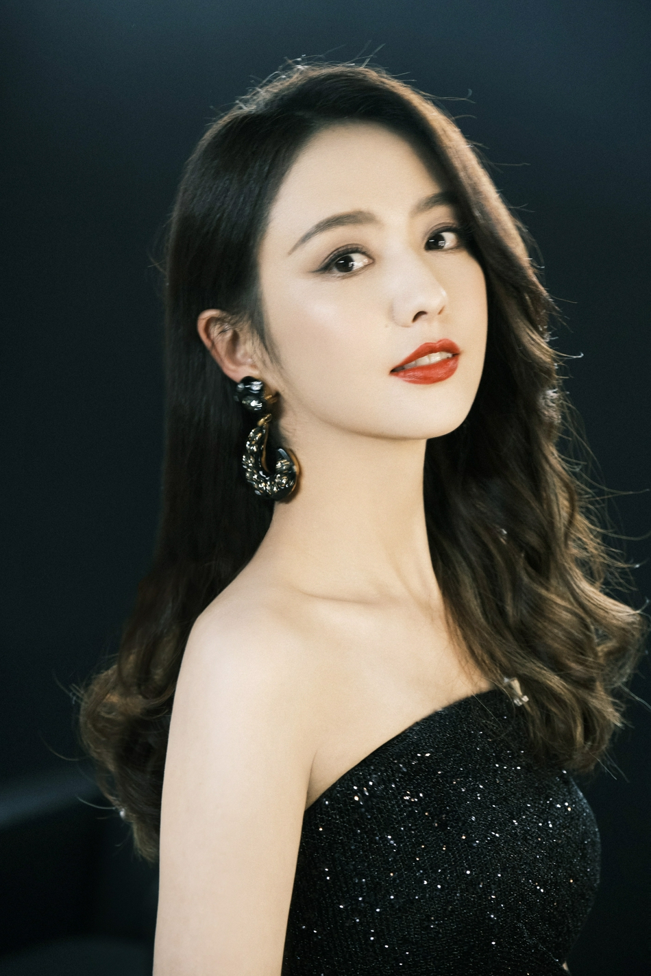 佟丽娅长发红唇造型优雅知性 着抹胸亮片长裙秀优越锁骨