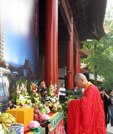 法會儀式由南京市棲霞寺主持,南京市佛教協會副會長隆相法師主持,近兩