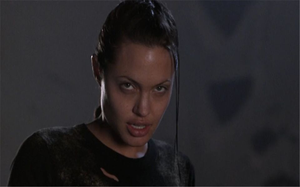 朱莉版古墓丽影,嘴唇厚的深得人心,劳拉被演活了!