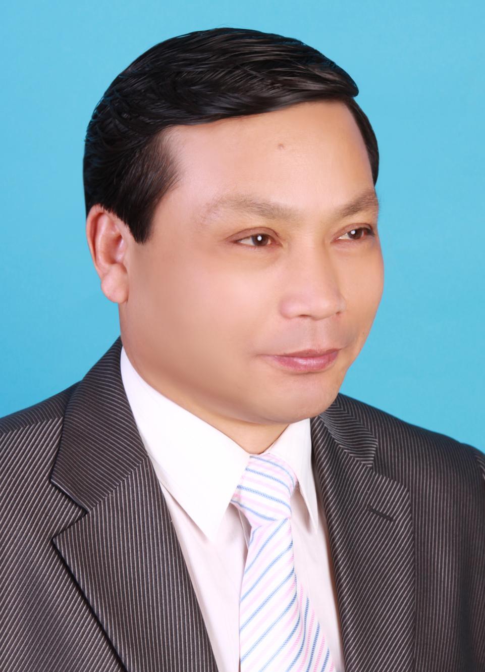 祖籍湖北随州,原名叶全树,字清林,号山水情人,读月楼主,曾用名叶乾华