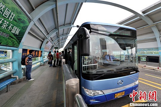 brt车辆 ,是一种较长的公交车,也叫快速公交,有一般公交车的 2倍长