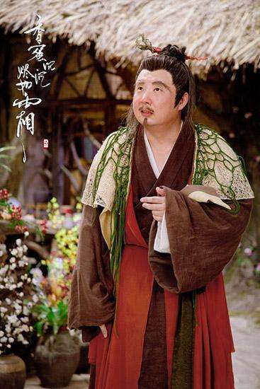 后又在《打狗棍》中饰演关键时刻打气的杆子帮大监管艾财神,蒋家骏版