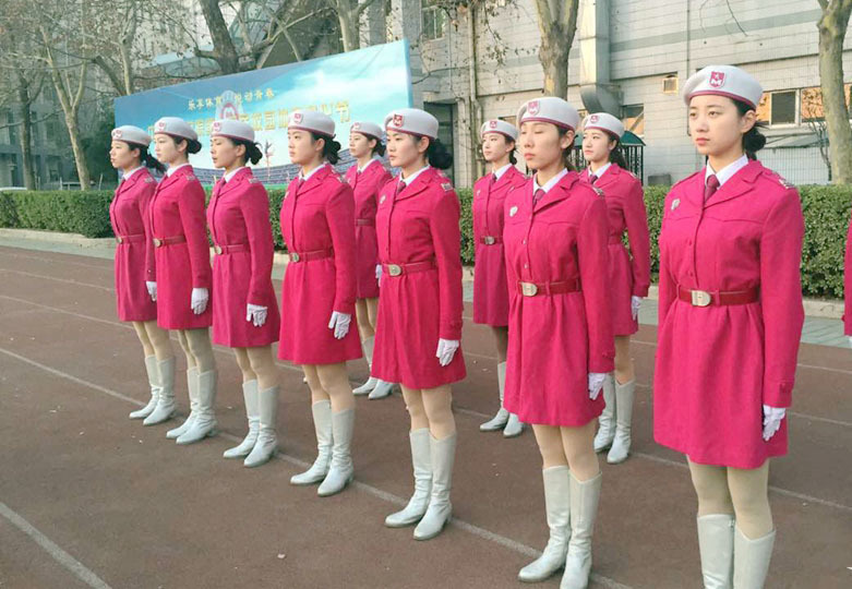 守护国旗的女子护卫队:冬日训练穿短裙