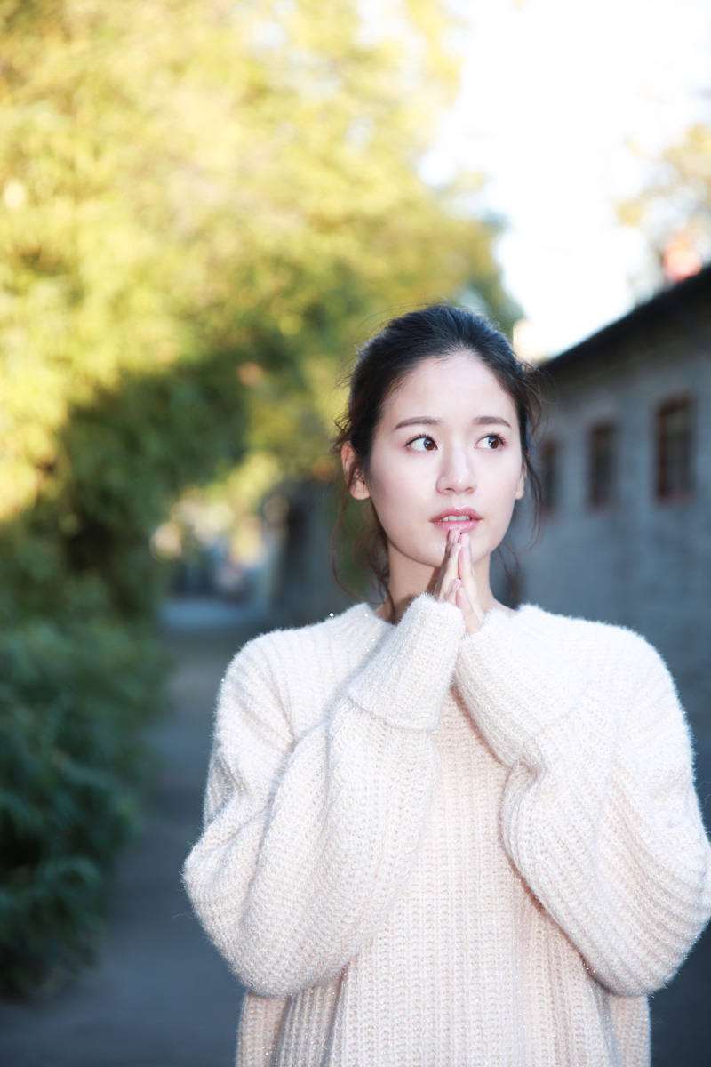 袁子芸校园写真曝光 青春可爱守护午后阳光