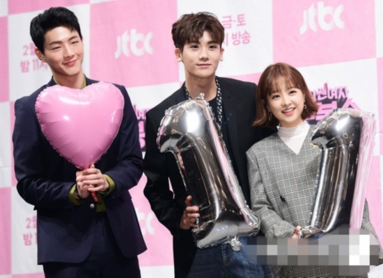 朴宝英甜美亮相《大力女都奉顺》发布会 朴炯植金志洙贴面组cp