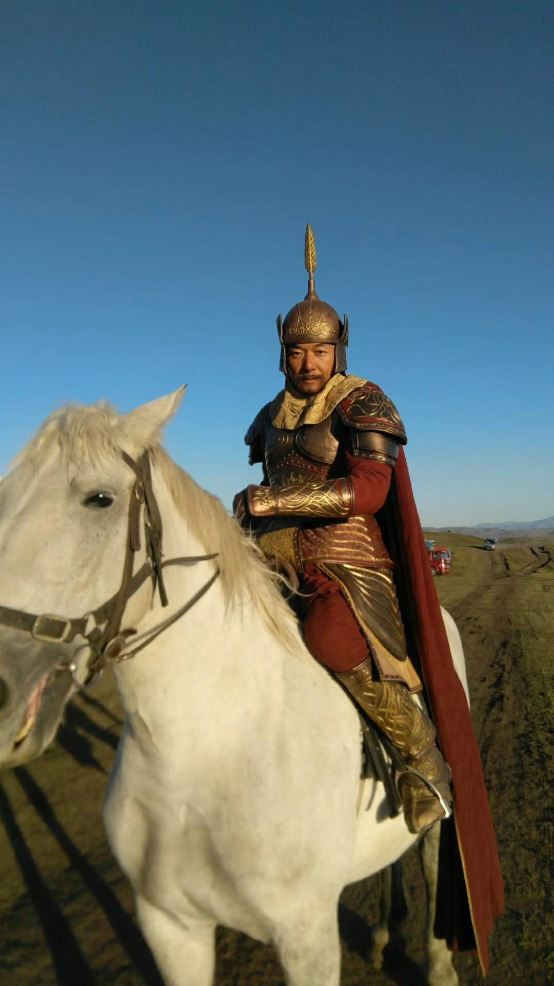 饰演刑警队长,《小小红旗手》饰演游击队长,《长河落日》饰演杨进兴