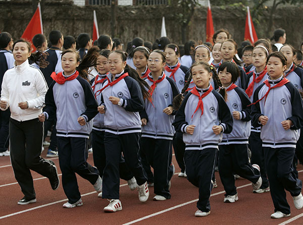 曹杨二中,学生们正在参加初中体育考试.  澎湃资料图