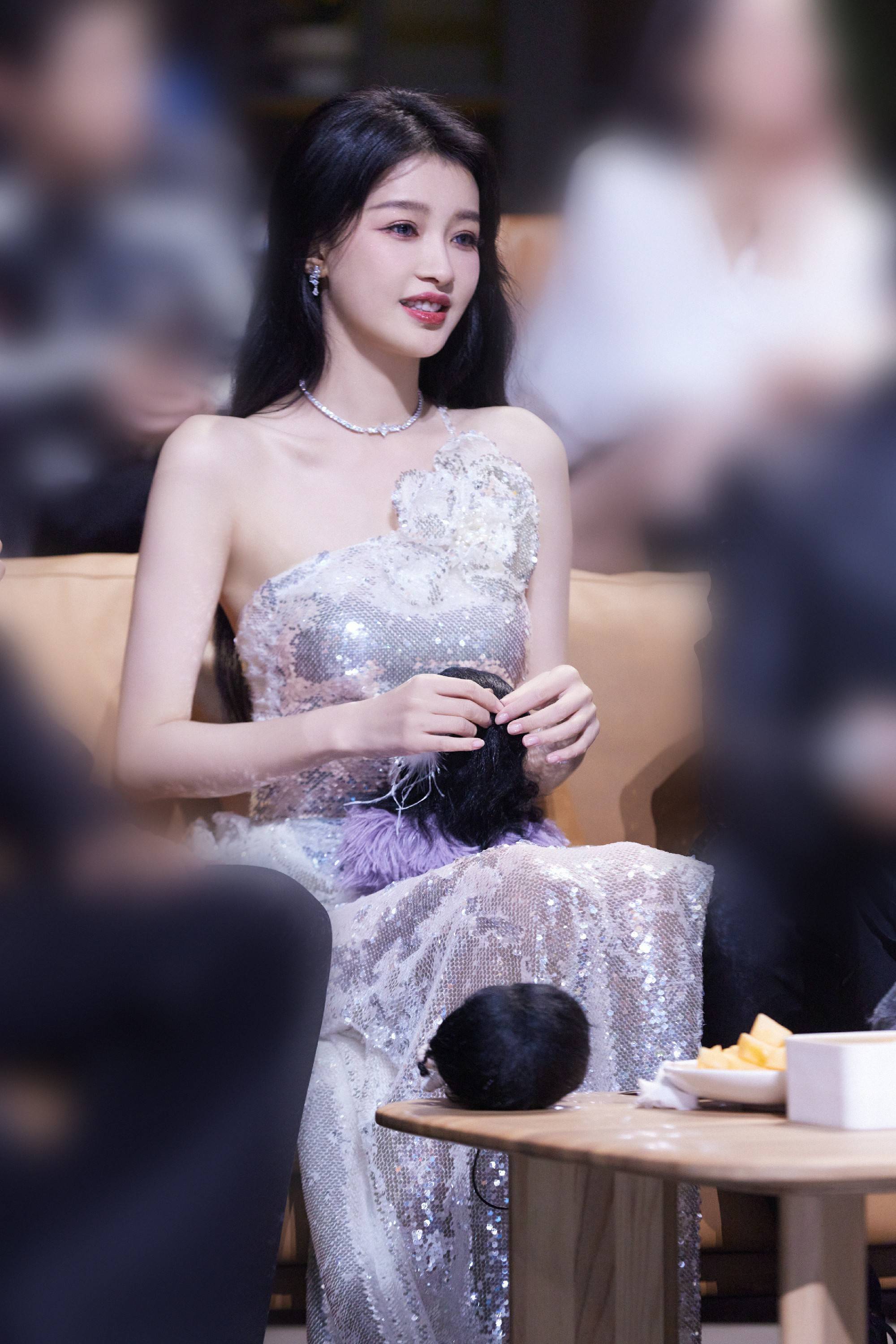 孙怡银色细闪礼裙亮相节目,又甜又优雅魅力值爆表 - 360娱乐,你开心就好